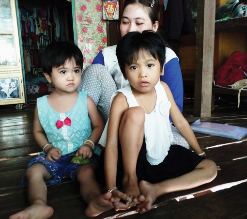 Hai bé gái bệnh tật rất cần được giúp đỡ