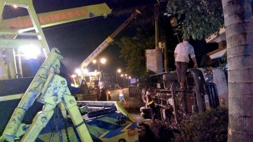 Tiền Giang: Xe tải cán vệt nhớt trên đường dẫn cao tốc, lật ngang