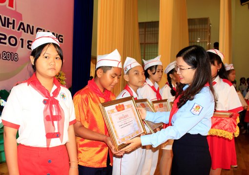 Chăm lo cho những chủ nhân tương lai của đất nước