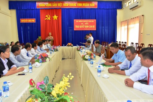 Châu Phú trao quyết định điều động 7 cán bộ