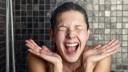 Tắm nước lạnh vào buổi sáng giúp giảm cân, giảm mỡ bụng hiệu quả