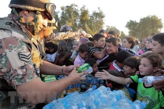 Quân đội Jordan chuyển hàng viện trợ cho hàng nghìn người Syria