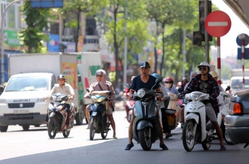 Cả nước nắng nóng gay gắt, nhiệt độ Hà Nội lên tới trên 39 độ C