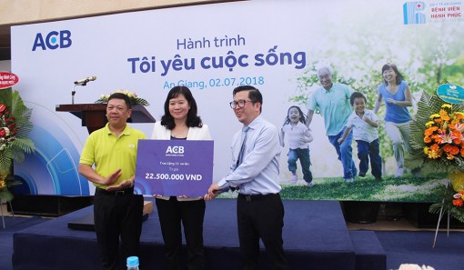 Tặng xe lăn và quà cho cựu chiến binh, gia đình chính sách