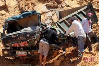 Hà Tĩnh: Sập mỏ đất, một người bị thương, ba xe tải bị vùi lấp