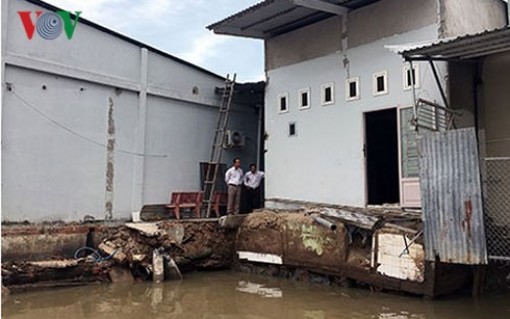 Lại xảy ra sạt lở ở Hậu Giang, hai căn nhà đổ sụp xuống sông
