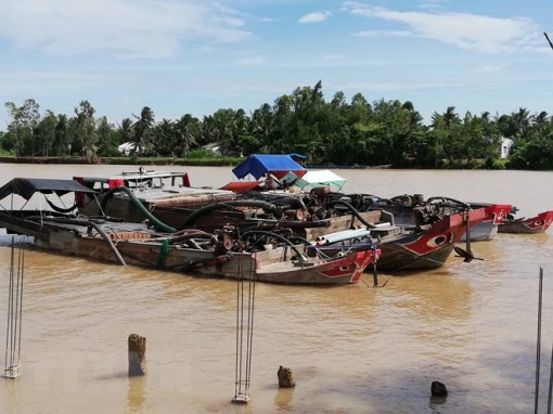 Trà Vinh: Bắt quả tang khai thác cát trái phép trên sông Cổ Chiên