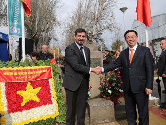 Phó Thủ tướng dâng hoa tại Công viên Hồ Chí Minh ở Chile