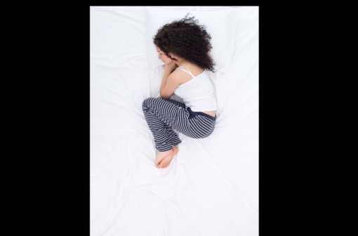 Tư thế ngủ giúp giảm đau bụng kinh