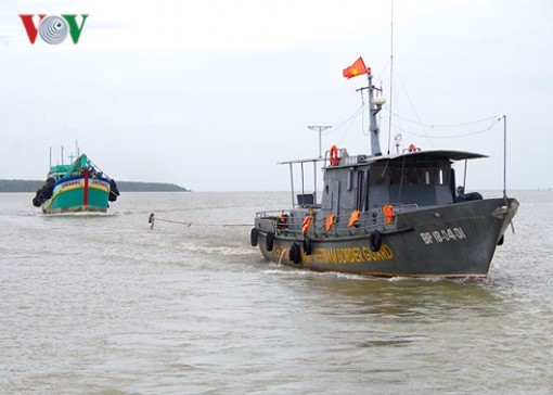 Sóc Trăng cứu hộ thành công tàu cá và 2 thuyền viên gặp nạn trên biển