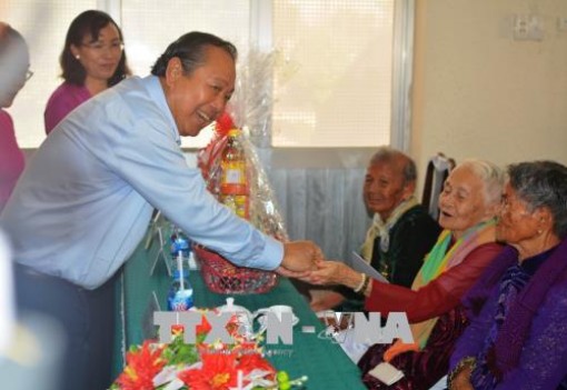 Phó Thủ tướng Trương Hòa Bình tặng quà mẹ Việt Nam anh hùng tại Tiền Giang và Long An