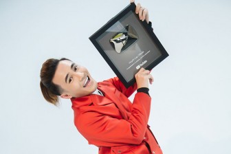 Sau Trấn Thành, Huỳnh Lập là nghệ sĩ hài thứ hai được trao ‘Nút vàng YouTube’