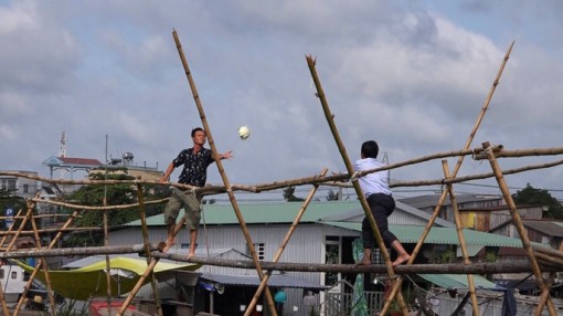 “Chết cười” với trò chơi đi cầu khỉ chuyền bắp cải ở chợ nổi Cái Răng