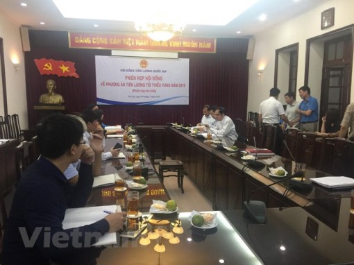 Doanh nghiệp đề xuất không tăng lương tối thiểu vùng trong năm 2019