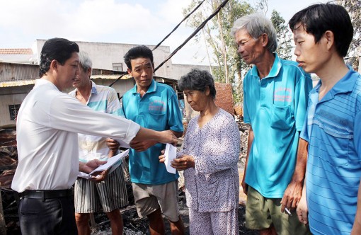 Chợ Mới công bố các chính sách, trao tiền hỗ trợ dân bị cháy nhà