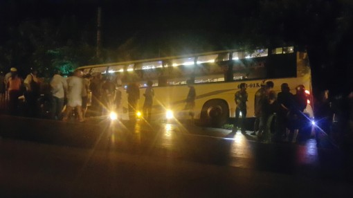 Long An: Xe giường nằm chở trên 40 hành khách lao xuống ruộng ngập nước