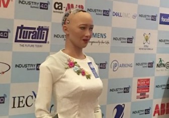 Robot đầu tiên có quyền công dân Sophia ra mắt Việt Nam trong tà áo dài trắng tinh khôi