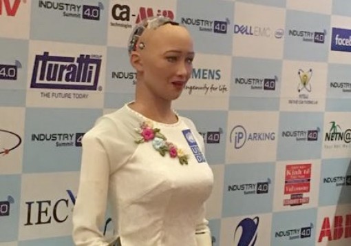 Robot đầu tiên có quyền công dân Sophia ra mắt Việt Nam trong tà áo dài trắng tinh khôi