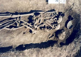 Sự thật gây sốc về cặp đôi ôm nhau 3.000 năm trong mộ cổ