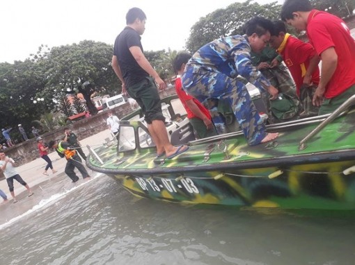 Tàu cá bị sóng đánh chìm trên vùng biển Côn Đảo, 2 thuyền viên mất tích