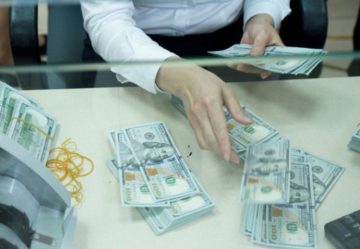 Giá USD tự do lập đỉnh mới, cán mốc 23.350 đồng/USD