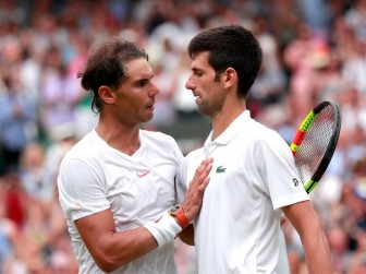 Novak Djokvic hạ Rafael Nadal sau hai ngày 'đại chiến' ở bán kết