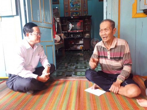 Phó Chủ tịch HĐND tỉnh Đỗ Tấn Kiết thăm, tặng quà mẹ Việt Nam Anh hùng và các gia đình chính sách huyện Châu Phú