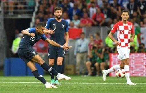 Pele chào mừng Mbappe tới ngôi đền huyền thoại