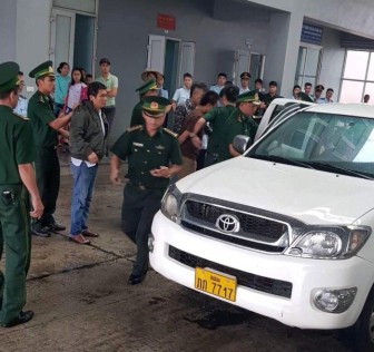 52 bánh heroin, 25 kg ma túy đá 'cưỡi' xe bán tải biển Lào về Việt Nam