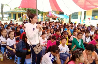 Lãnh đạo huyện Châu Thành lắng nghe trẻ em nói