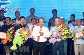 Thủ tướng Nguyễn Xuân Phúc dự Chương trình "Những đóa hoa bất tử"