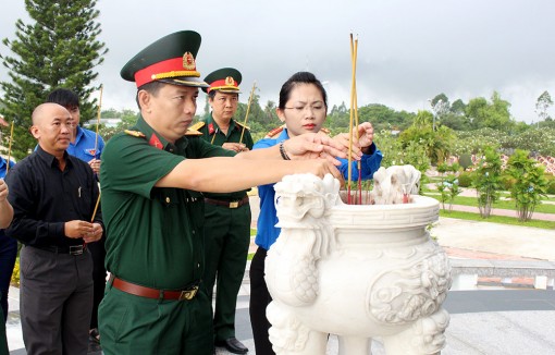 Thay hoa tất cả các phần mộ tại Nghĩa trang liệt sĩ tỉnh