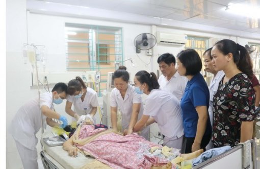Xe khách giường nằm gặp nạn, hàng chục người thương vong