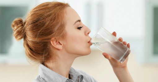 Tại sao nên uống nước ấm ngay sau khi thức dậy?