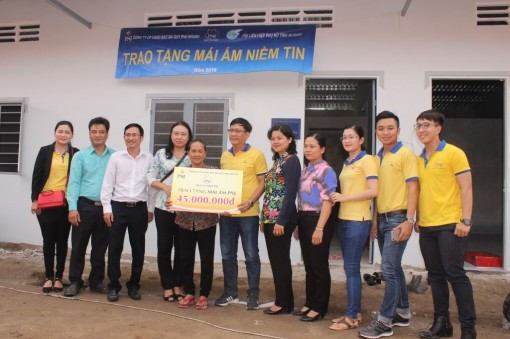 Tặng 2 "Mái ấm niềm tin" cho gia đình khó khăn