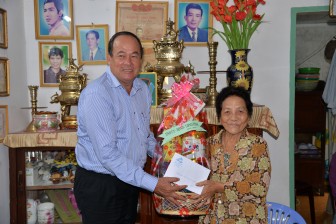 Phó Chủ tịch UBND tỉnh Nguyễn Thanh Bình thăm, tặng quà các mẹ Việt Nam Anh hùng