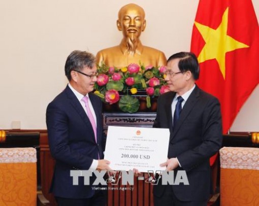 Trao 200.000 USD hỗ trợ nhân dân Lào khắc phục sự cố vỡ đập thủy điện