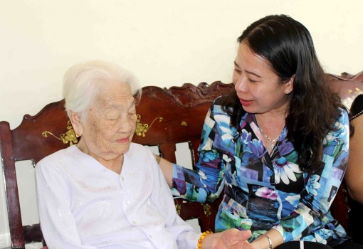 Thăm, tặng quà và trao nhà Tình nghĩa cho gia đình chính sách