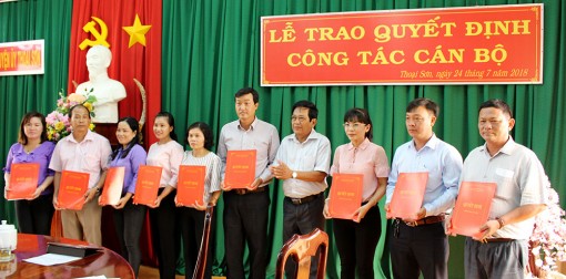 Thoại Sơn: Trao quyết định điều động cán bộ