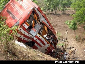 Xe buýt chở nhân viên trường đại học lao xuống vực, 33 người chết