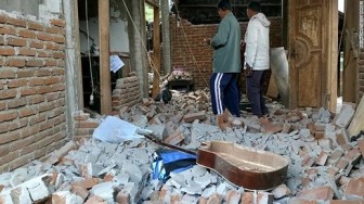 Indonesia: Hơn 500 khách du lịch mắc kẹt trên núi sau động đất