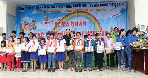 Sân chơi hè đến với xã nghèo