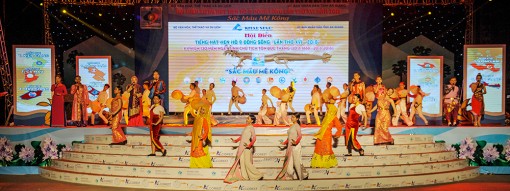 Diễn báo cáo chương trình khai mạc Hội diễn “Tiếng hát hẹn hò 9 dòng sông”