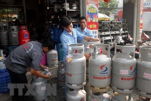 Giá gas trong tháng 8 tăng thêm 11.000 đồng mỗi bình 12kg