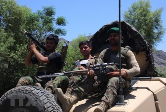 Hàng trăm tay súng IS tại Afghanistan đầu hàng, giao nộp vũ khí