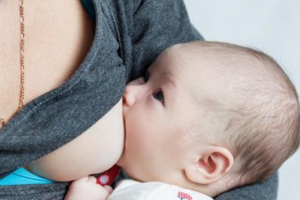 Trẻ sơ sinh cần được bú mẹ sớm sau sinh