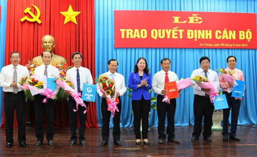 Trao quyết định cán bộ thuộc diện Ban Thường vụ Tỉnh ủy quản lý