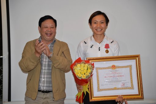 Nguyễn Thị Thật nhận Huân chương Lao động hạng Ba