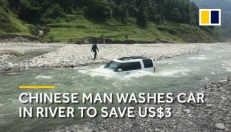 Rửa ô tô giữa sông cạn để tiết kiệm, không ngờ lũ về