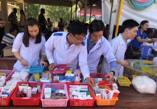 Khám bệnh, phát thuốc và tặng quà cho người nghèo tỉnh Takeo